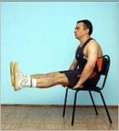 Упражнение 30. Выпрямляем ноги, сидя на стуле